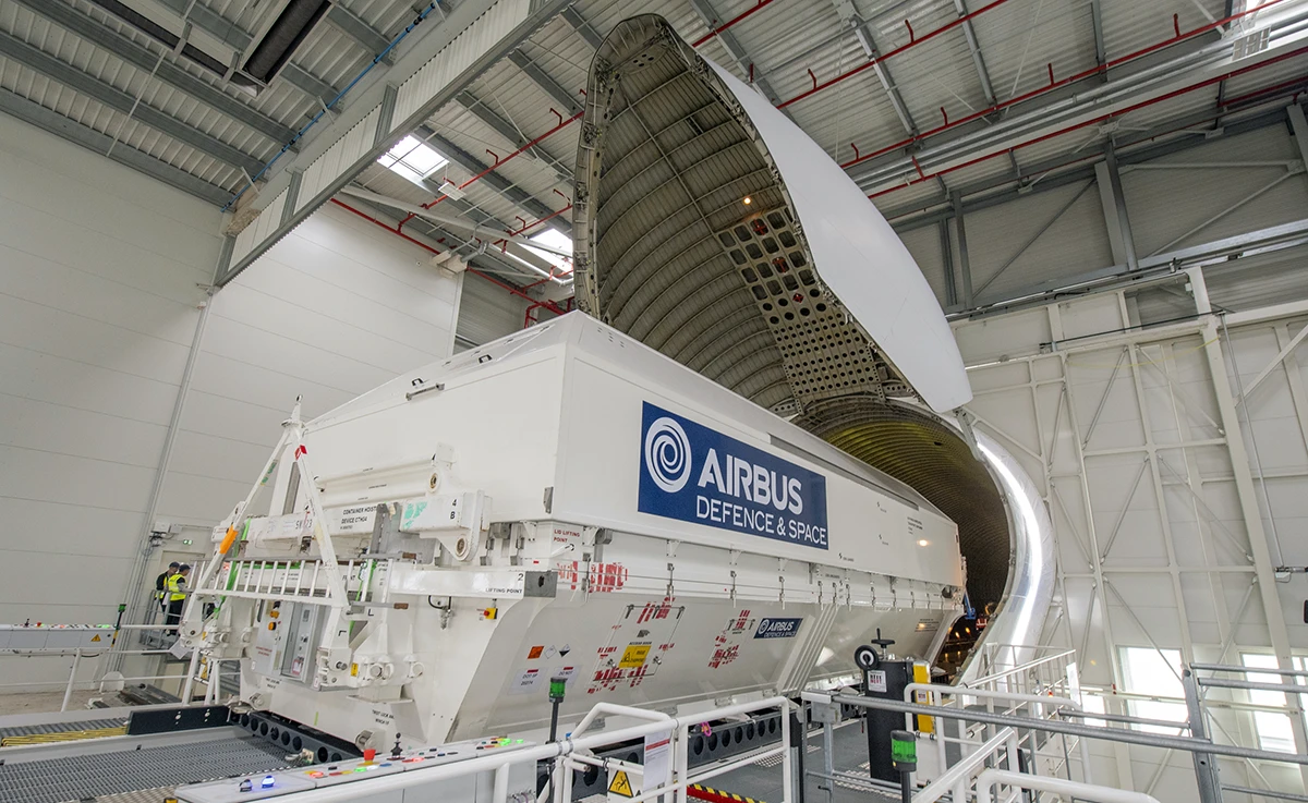 Airbus Beluga ST en el proceso de carga del satlite HOTBIRD 13G. Foto Aribus. Herv GOUSSE.